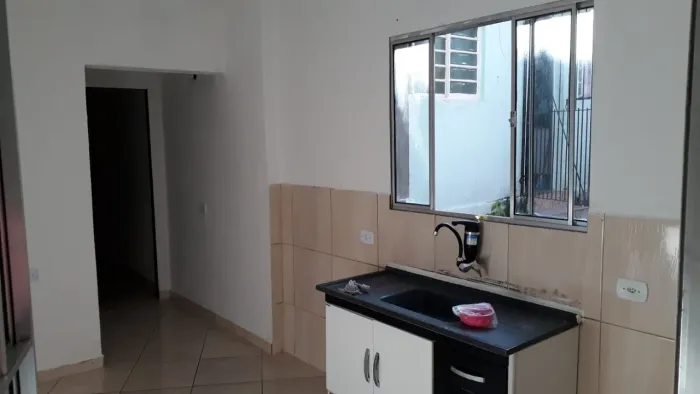 Aluga - se casa de 2 cômodos ,com 1 vaga de garagem ótima localização.