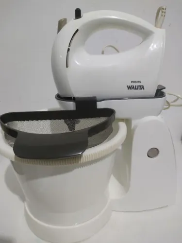 Batedeira Philips Walita de 300W com suporte, recipientes e peneira.