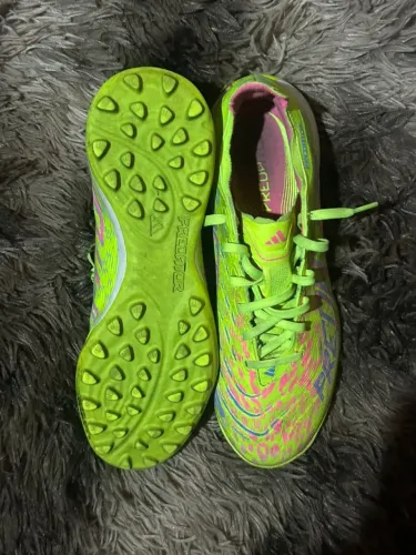 Vendo Adidas Predator verde e rosa ? ? Valor: R$ 220 Número-39