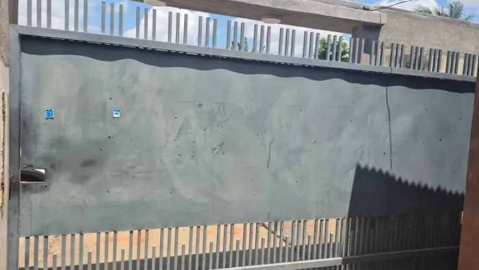 Portão de ferro galvanizado e chapa de zinco