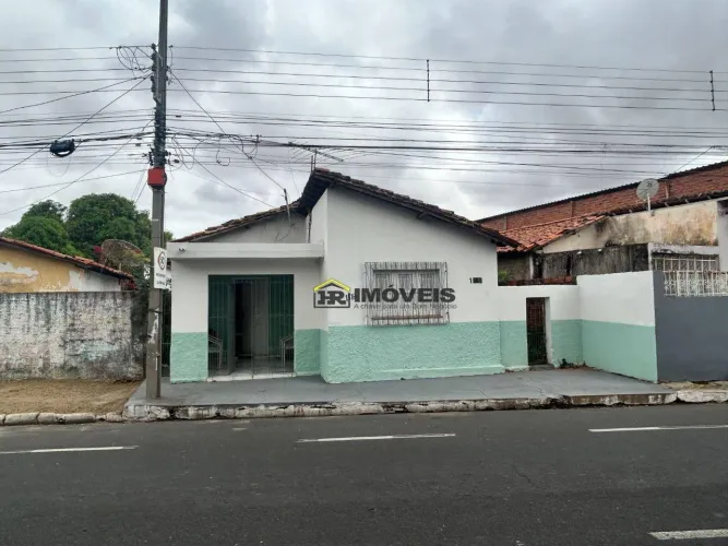 Casa à Venda na Av. Pedro Freitas Bairro Vermelha