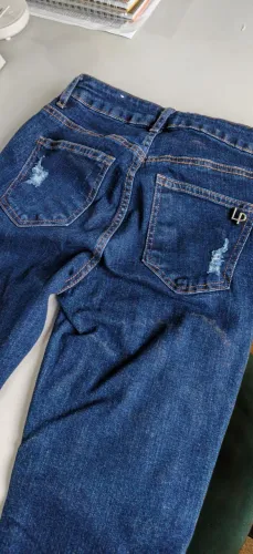 Calça jeans lança perfume