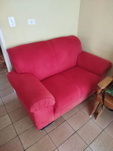 Sofá vermelho.