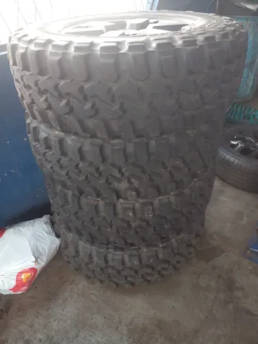 Conjunto Pneu e rodas para Troller