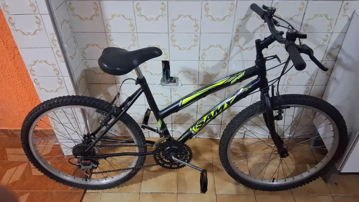 Bike aro 24, 18 marchas, tudo ok e elegante para quem quer pedalar como numa Ferrari!