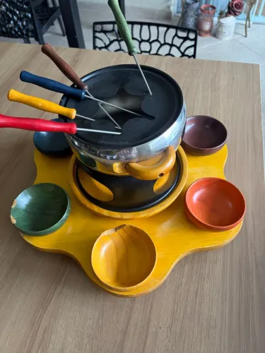 Aparelho de Fondue Giratório em Madeira com Molheiras