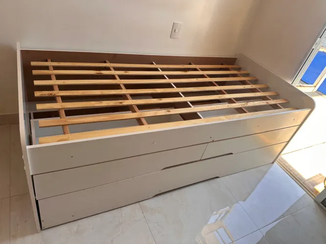 Cama de solteiro tipo bicama com gaveteiro