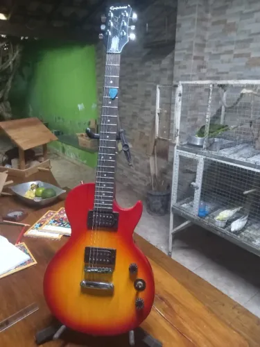 Quitarra les poul epiphone - caixa Demolidor 50w -pedais