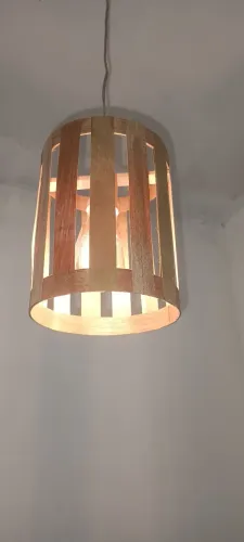 Luminária em madeira com marchetaria tamanho 16cm diâmetro 21cm altura 