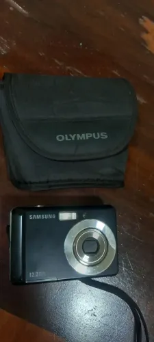 Máquina fotográfica antiga com defeito