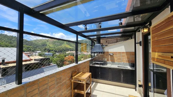 Linda cobertura duplex com 3 quartos no coração de Itaipava com móveis planejados.