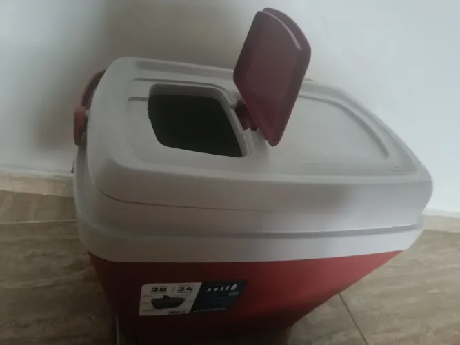 Mala e uma caixa térmica de 28 litros