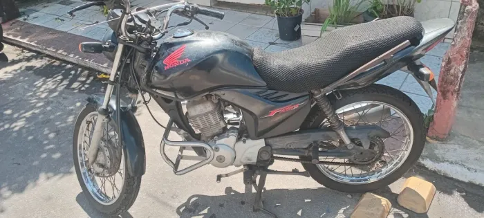 Vendo cg 2010/11 com 2 pneus novos baú removível com R$ 1.200,00 de documento