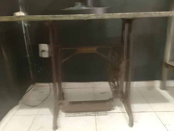 Oportunidade! Mesa de granito com base(pé) de máquina de costura!