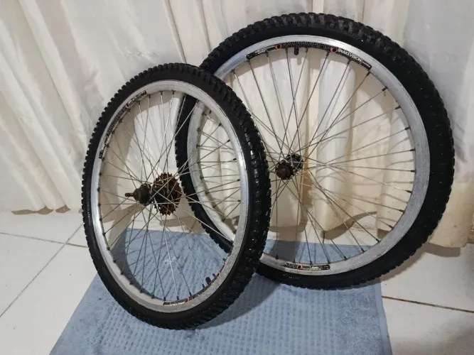 VENDE-SE RAIOS INOX E ARO SNAKEVISION VIPER. JA VAI COM O PNEU USADO