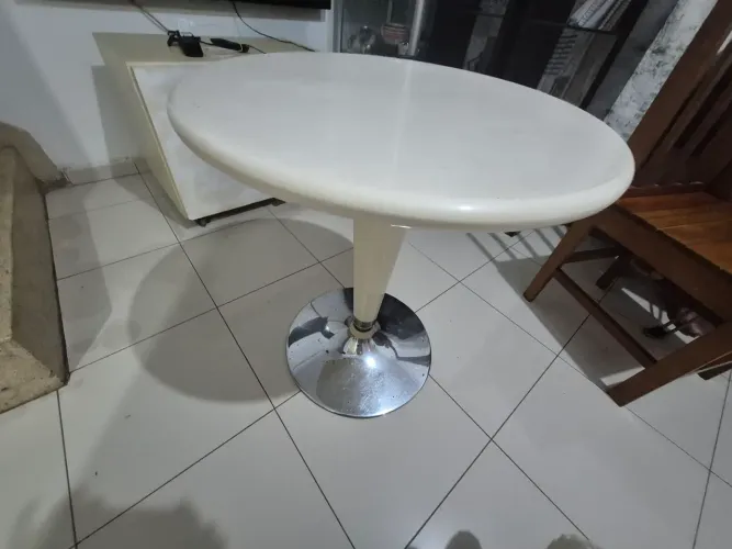 Mesa pequena de plástico 