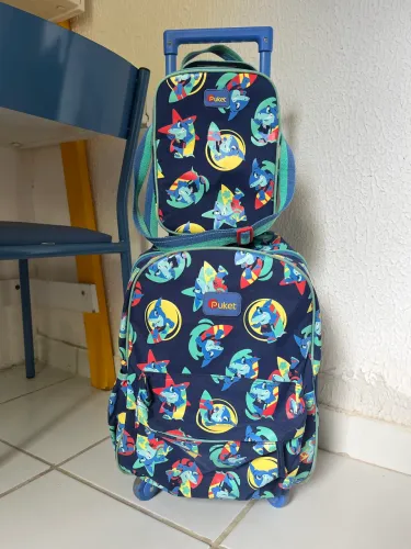 Bolsa com rodinha e lancheira puket surfista tubarão