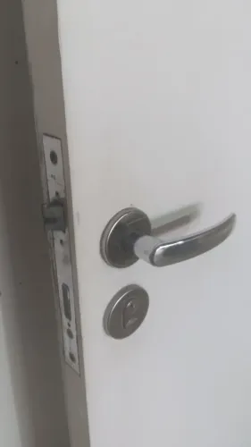 Vendo 3 portas lisas laminadas em perfeitas condições.