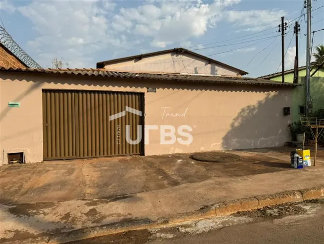 Casa espaçosa com 2 quartos (1 suíte), quintal e garagem coberta Pronta para morar!