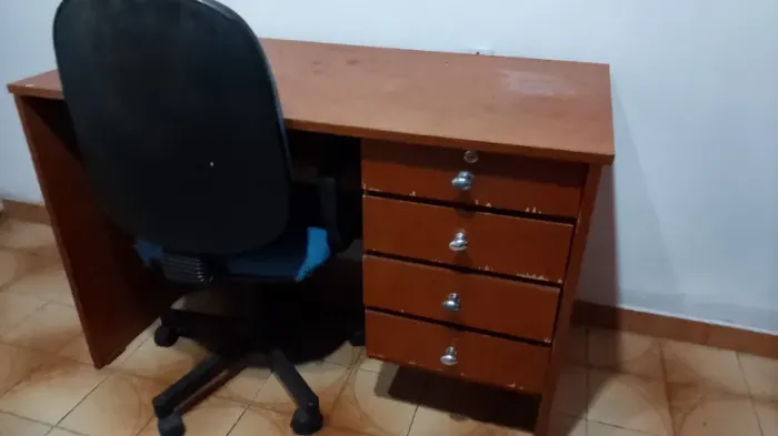 Escrivaninha com cadeira giratória.