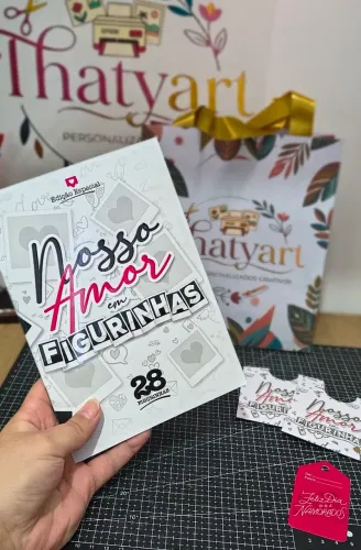 Álbum de figurinhas para foto de casal. 
