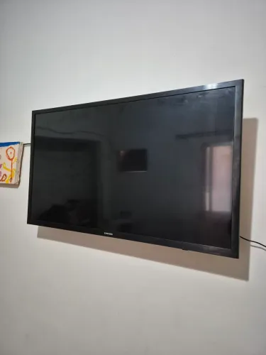 Smart TV Samsung 32" UN32T4300AG (Com Defeito / Tela Não Acende) + Controle Original