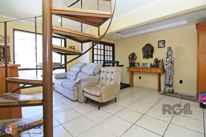 Cobertura duplex de 2 dormitórios garagem e semi-mobiliado, bairro Cidade Baixa.