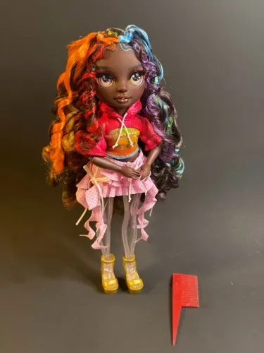 RAINBOW HIGH SHIMMERS FASHION IRIS BOW (somente boneca e pente)