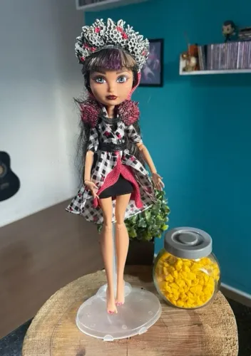 Boneca Monster High Ever After High Cerise Hood da coleção Spring Unsprung