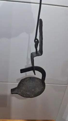 Antiga e Rara lamparina de Fazenda fabricada em ferro forjado.