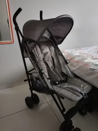 Carrinho de bebê marca INFANTI