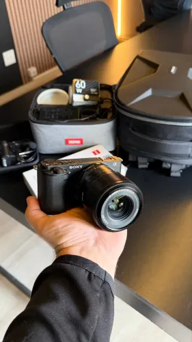 Sony ZVE-10 + Lente Viltrox + Canhão de Luz Zhiyun + Bolsa Mosiso + acessórios