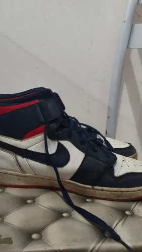 Tênis bem conservado! Da cor branca, vermelha e azul
