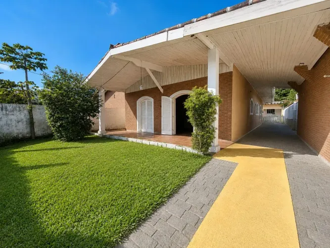CASA SUPER ESPAÇOSA PARA LOCAÇÃO NO GUAIÚBA-GUARUJÁ/SP EXCELENTE DISTRIBUIÇÃO E MUITO ESP