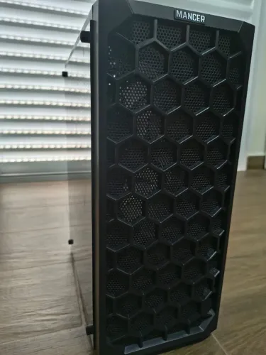 CPU Xeon E5 2680V4 (14 núcleos/28 threads) + 32GB Ram + NVME 500GB Kingston + RX550 4GB