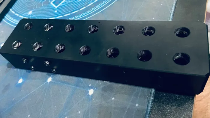 Combo Water Cooler: Bloco Bykski 8 Canais + 12 Tampões Barrow/Freezemod ALGUNS LACRADOS!!!