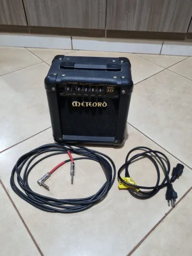 Amplificador para guitarra Meteoro MG-10 + Cabo P10