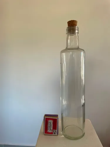Garrafa de vidro transparente com rolha de cortiça