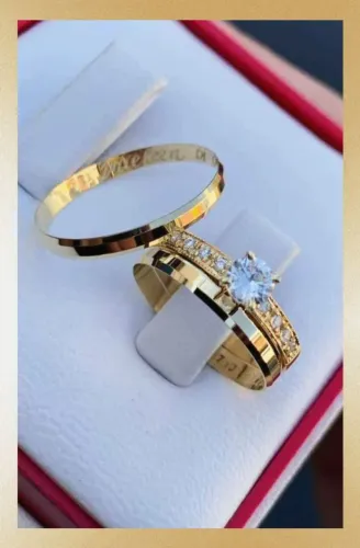 Par de Alianças Tradicionais Chanfradas 3mm Ouro18K Banho + Solitário. Noivado, Casamento