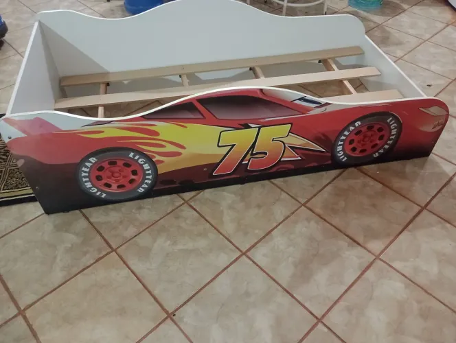 Vendo cama berço personalizada de carros, muito conservado pouco uso