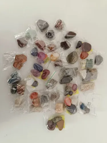 Coleção de Pedras e Minerais Naturais - Lote com Pedras Polidas e Brutas Identificadas