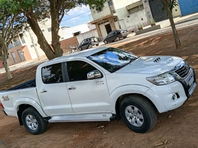 Toyota Hilux CD SRV D4-d 4X4 3.0 TDI Diesel AUT 2012