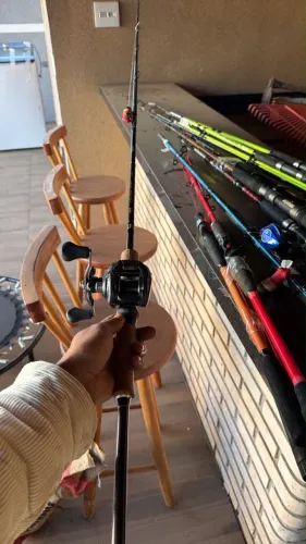 Conjunto de pesca vara e carretilha daiwa