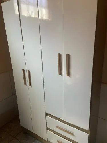 Vende se guarda roupa sem nenhum detalhe de uso