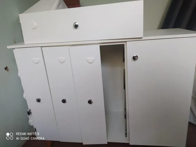 Cômoda 4 gavetas e porta MDF