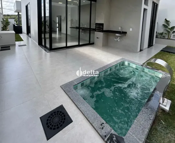 Casa em condomínio com 3 suítes disponível para venda no bairro Granja Marileusa em Uberlâ
