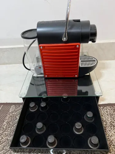 Cafeteira Nespresso Modelo C60 127V 1350W vermelha com suporte para capsulas 