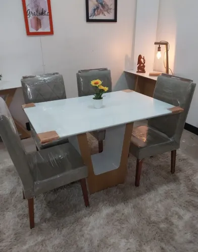 4- Conjunto Mesa e Cadeiras de Vidro Laqueado