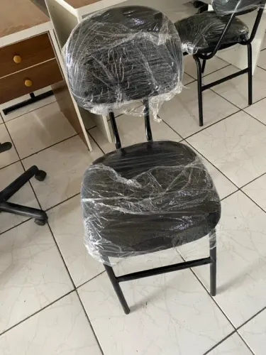 cadeira secretária fixa preta nova