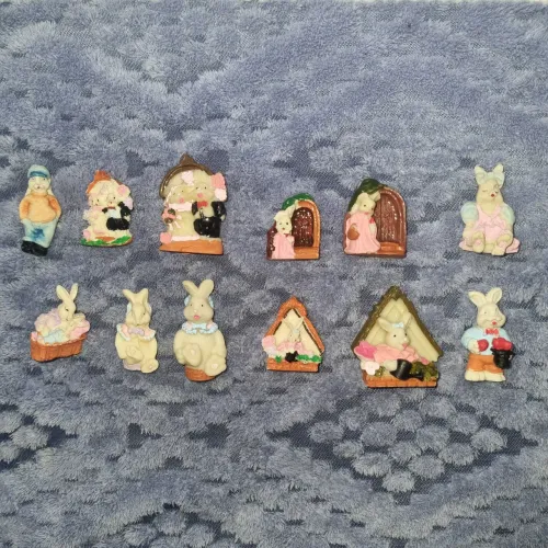 Miniaturas de coelhinhos fofos em resina.
